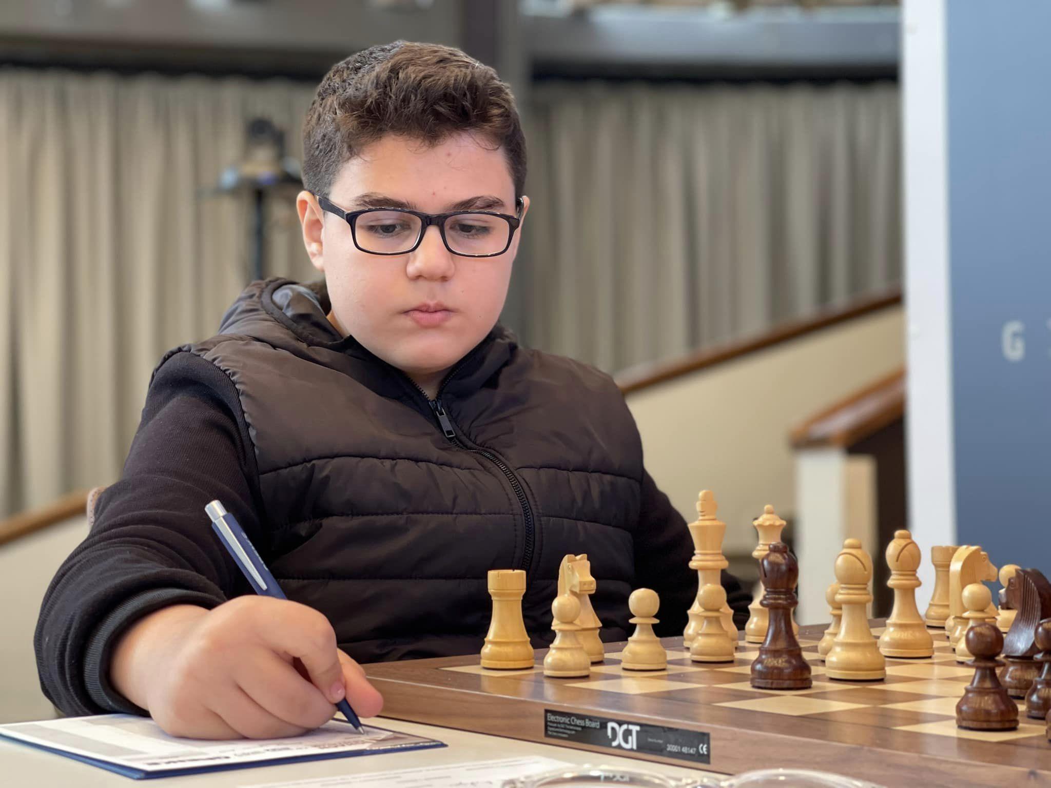埃尔多格穆斯 12 岁成为世界上最年轻的国际象棋特级大师